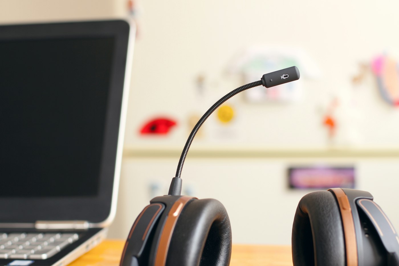 Casque téléphonique posé à côté d'un ordinateur portable